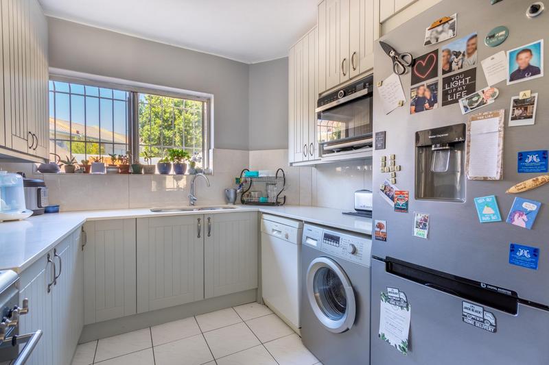 To Let 4 Bedroom Property for Rent in Pinelands Western Cape